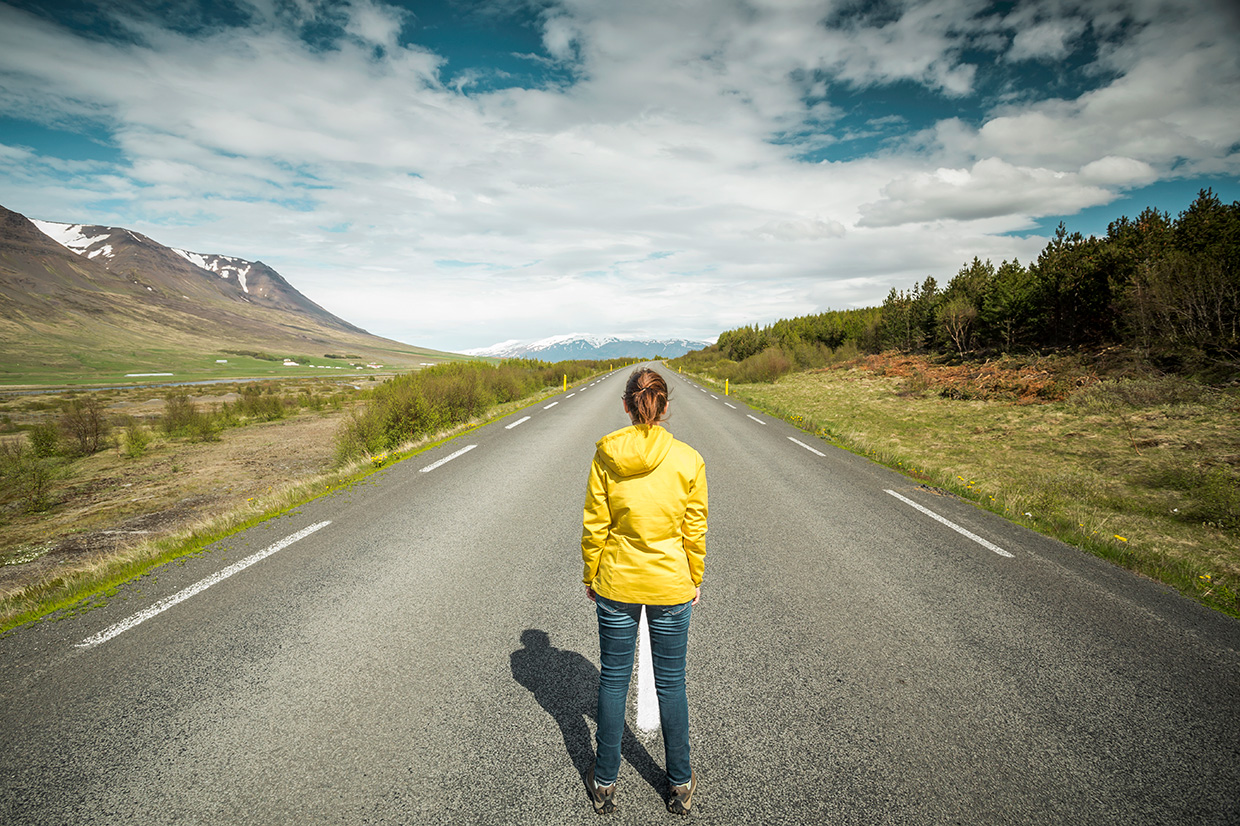 Kobieta na drodze w górach, ilustracja do artykułu o skrócie BTW