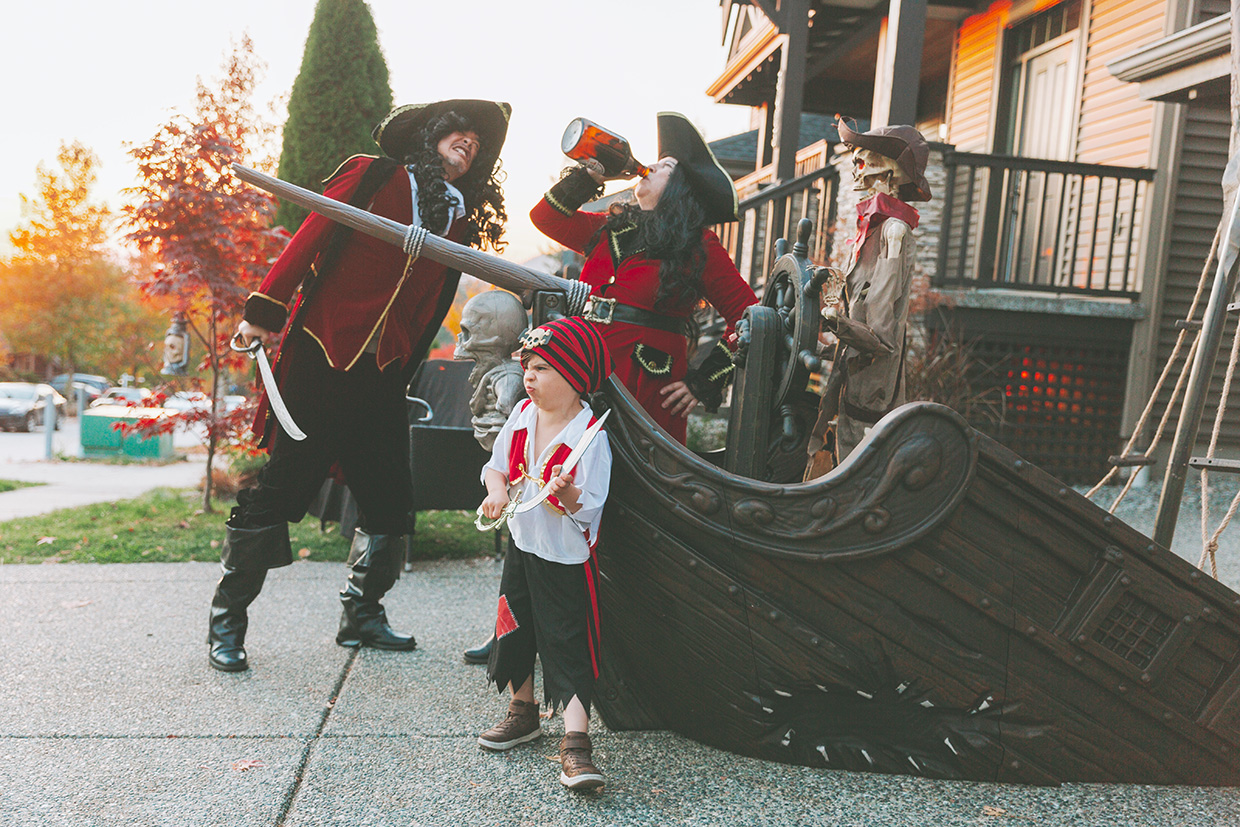 Rodzina przebrana za piratów