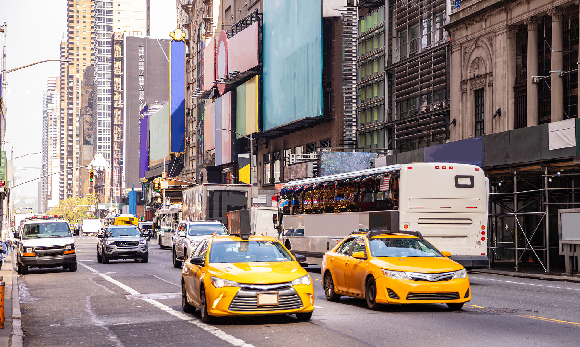 Samochody na ulicy w Nowym Jorku, ilustracja do artykułu o małych tablicach dla samochodów z USA i Japonii