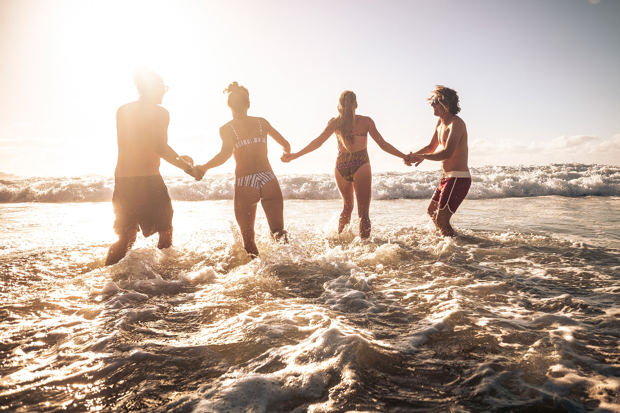 Grupa osób bawiąca się w morzu. ilustracja do artykułu o WAGs