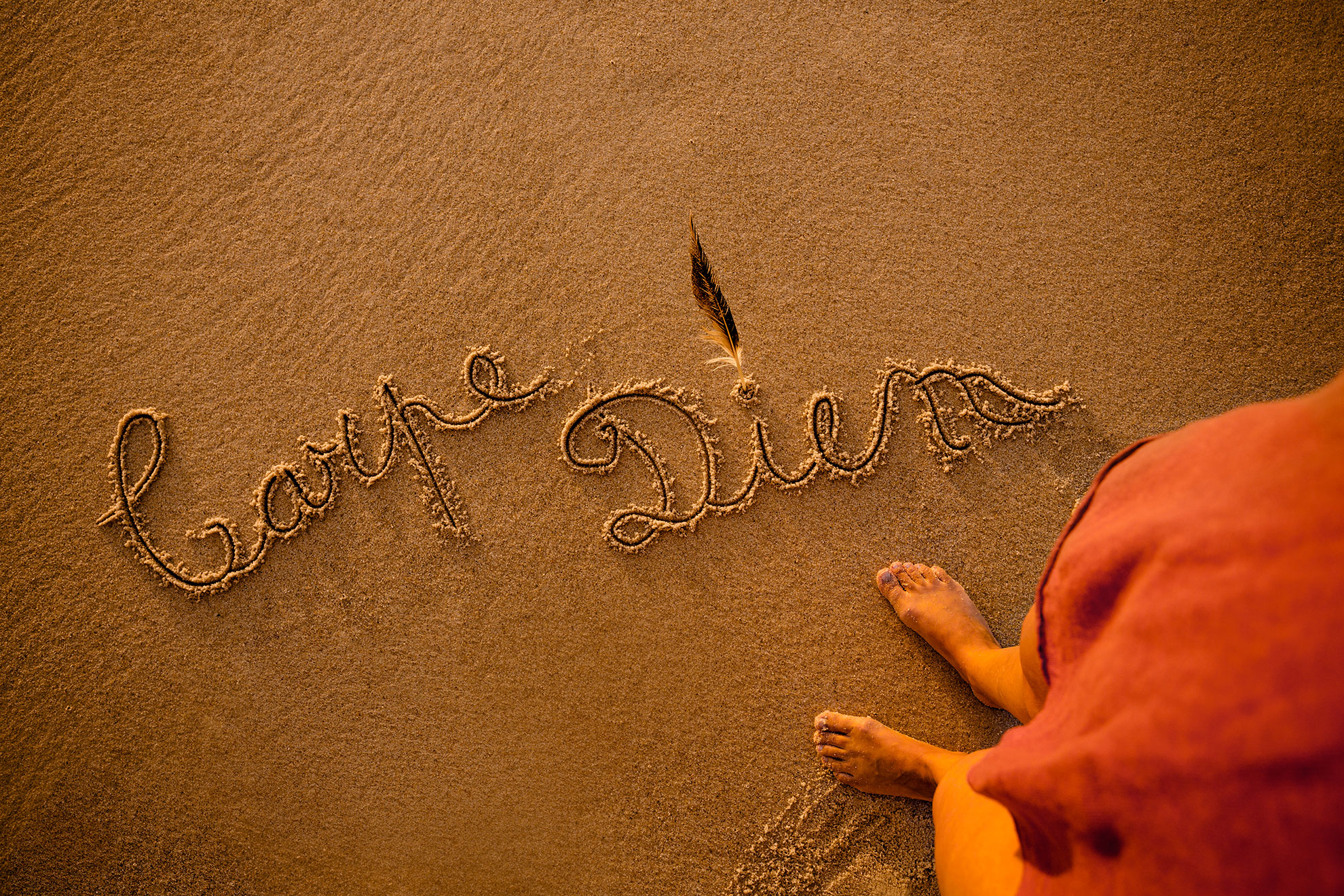 Carpe diem napisane na piasku, ilustracja do artykułu