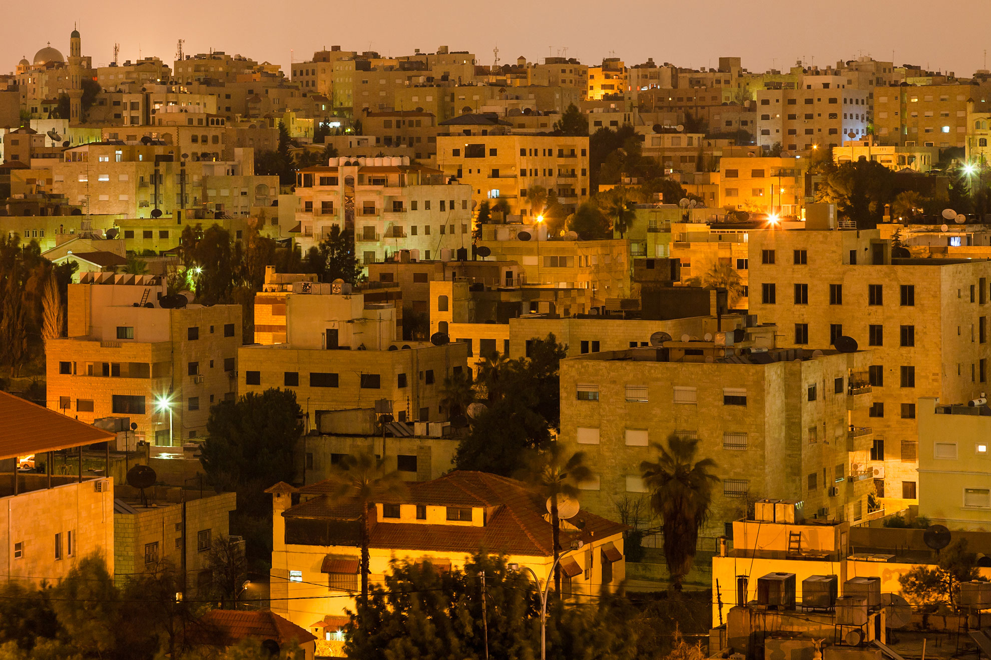 Nocna panorama Ammanu, ilustracja do artykuły z listą miast na literę A