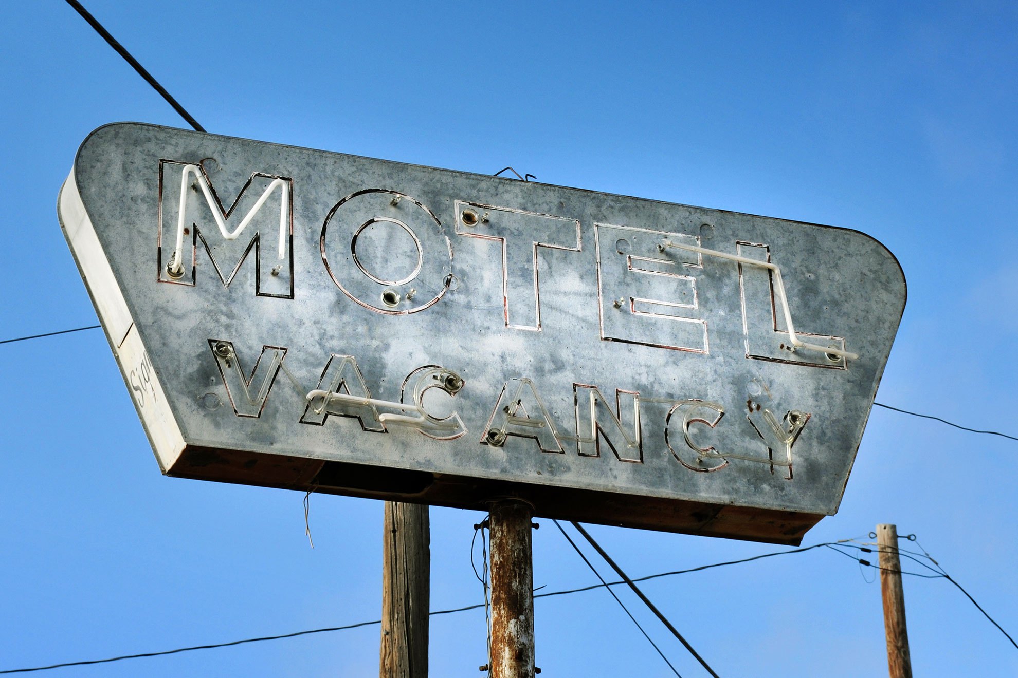 Szyld motelu w stylu vintage, ilustracja do artykułu wyjaśniającego różnicę motelu od hotelu