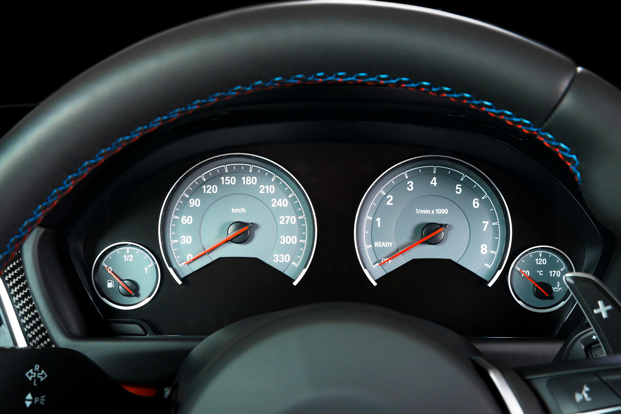 Zegary samochodowe, ilustracja do artykułu o przeliczaniu mph na km/h