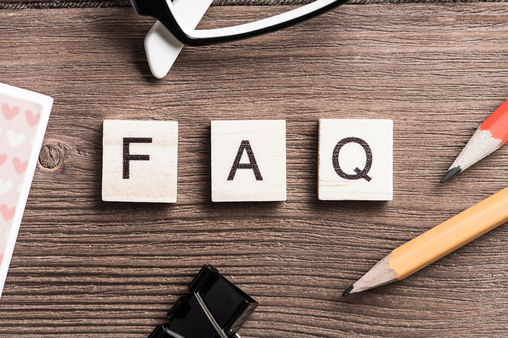 FAQ, ilustracja do artykułu wyjaśniającego znaczenie akronimu FAQ