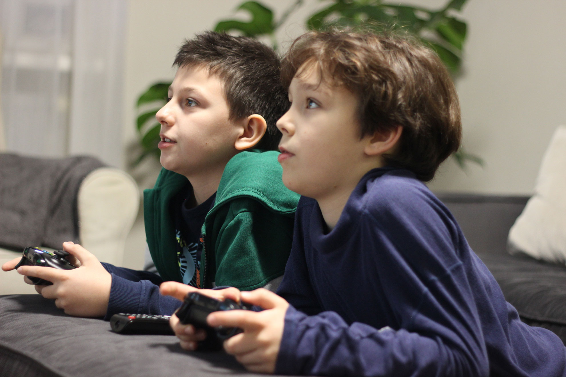 Chłopcy grający w grę. Ilustracja do artykułu o grze Minecraft