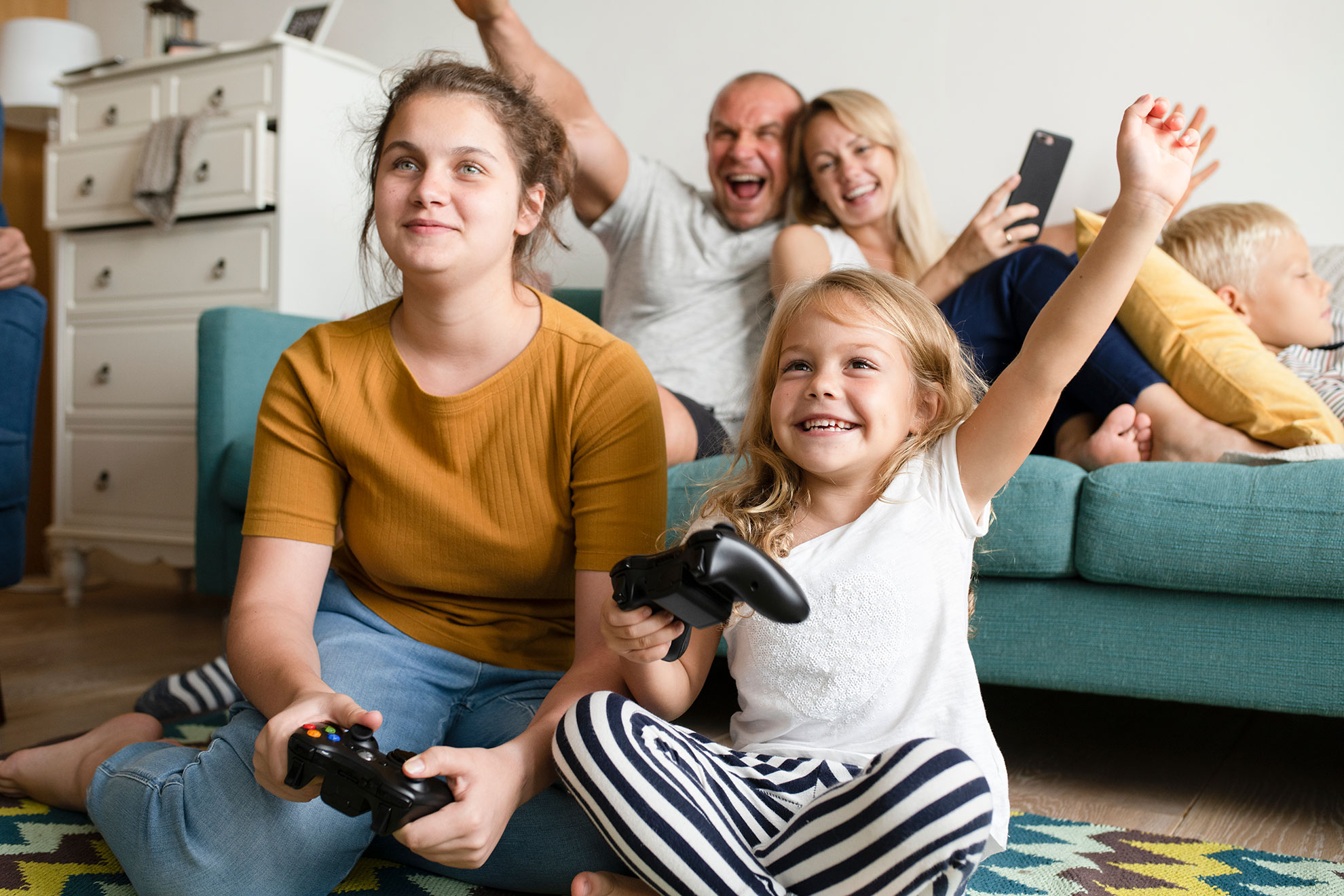 Rodzina gra w grę, ilustracja do artykułu o wadach i zaletach grania w gry