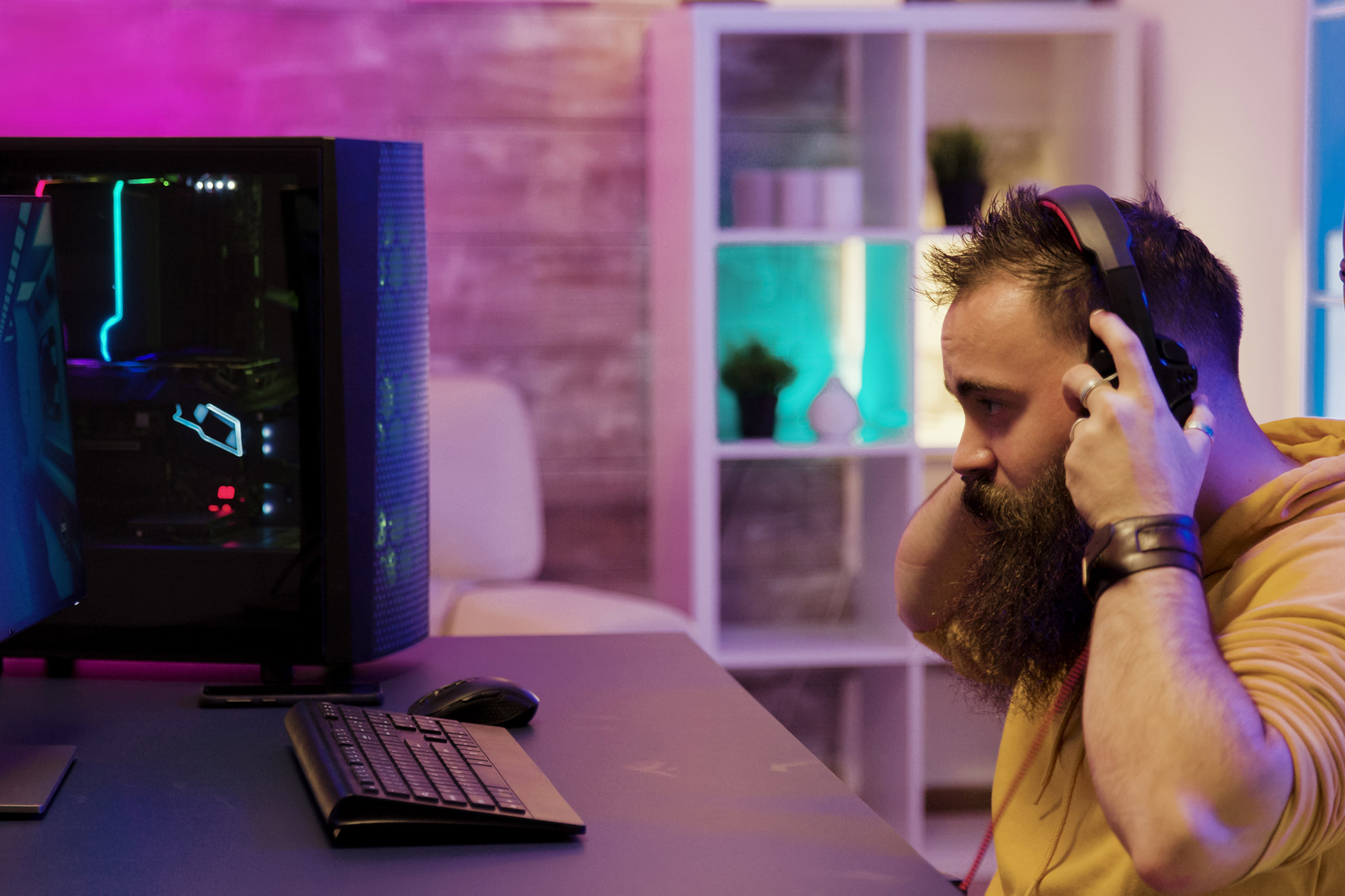 Gracz siedzący przed komputerem, ilustracja do artykułu