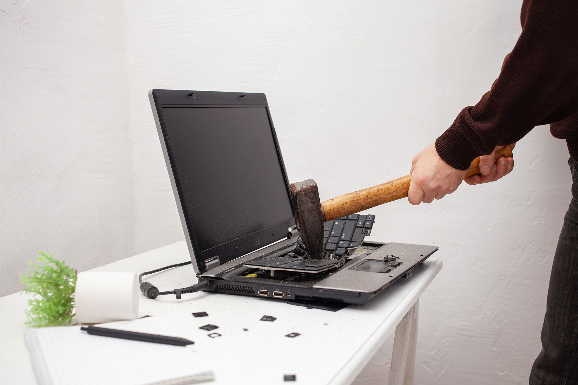 Niszczenie laptopa, ilustracja do artykułu wyjaśniającego pojęcie lagowania