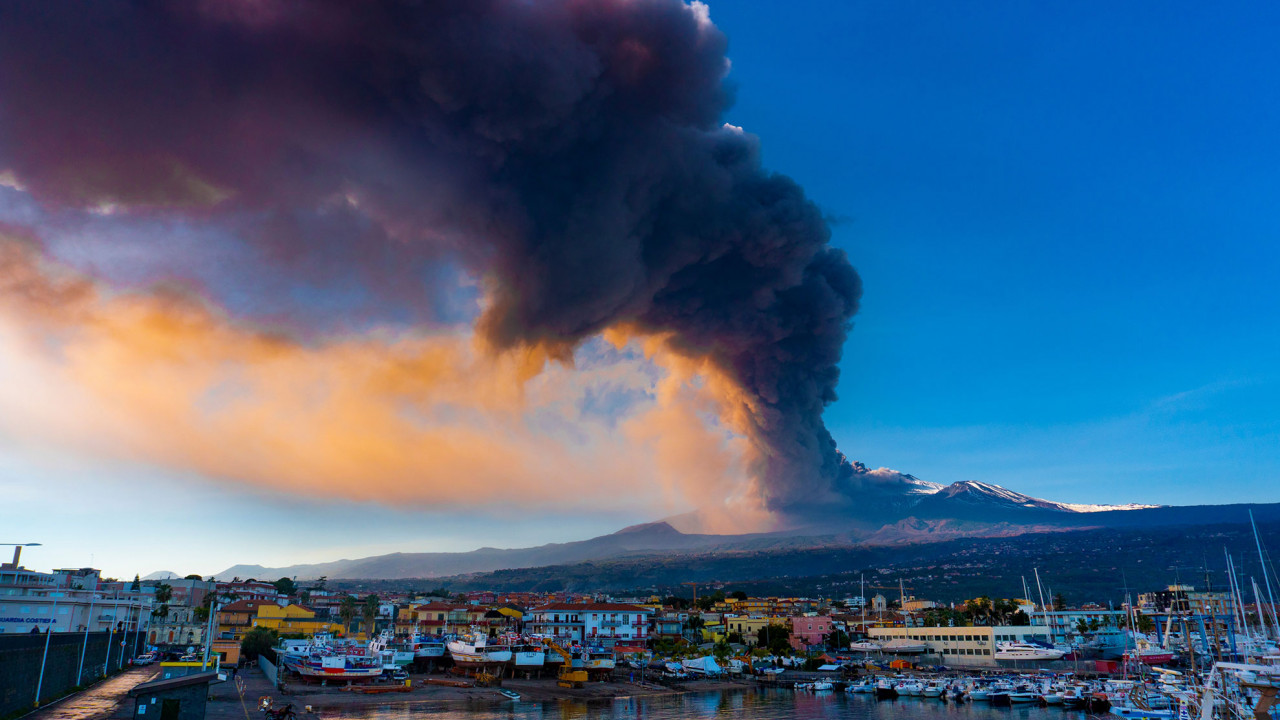 Jedna z erupcji Etny, zdjęcie ilustracyjne do artykułu