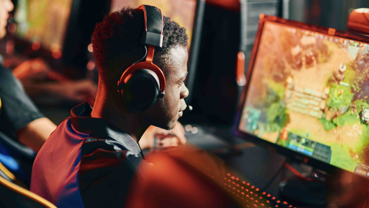 "Dlaczego Attack on Titan Zaskoczył, Pomimo Braku "Uroczości""