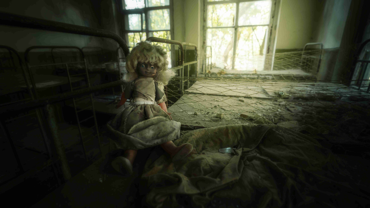 Odkryj grozę i nostalgię polskiego blokowiska lat 90. w grze BLOK