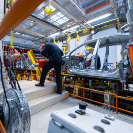 Mercedes chce zatrudnić polskich pracowników. Zarobki od 14 tys. zł w górę