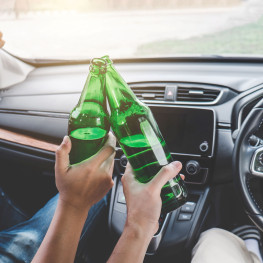 Ile można wypić na imprezie, żeby rano jechać samochodem? Znamy na to odpowiedź!