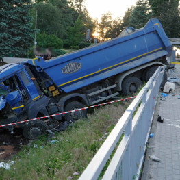 Kierowca ciężarówki wysłał 12 osób do szpitala. Szczegóły wypadku w Olsztynie