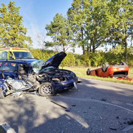 Zderzenie 3 pojazdów w Pawliczce. Poszkodowanym pomógł radomski funkcjonariusz