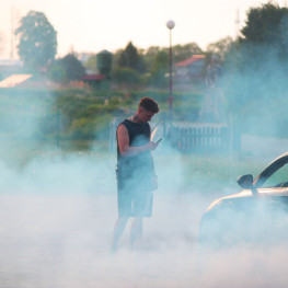 Popis przed dziewczyną zakończony wpadką: Porsche w rowie!