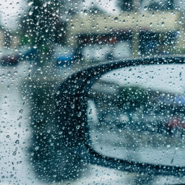 Zaskakujący zakaz: Zwrot wynajętego auta niemożliwy podczas deszczu
