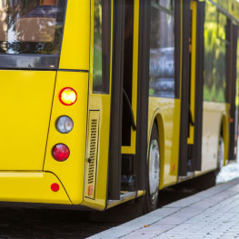 Kiedy ustąpić kierowcy autobusu? Pięć zasad i ważne wyjątki