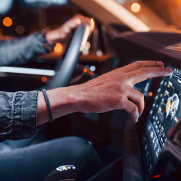 Projektant Mercedesów krytykuje nowe wnętrze Audi i chwali duże ekrany