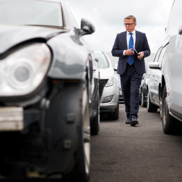 Nissan zamyka dwa studia projektowe i usuwa zagłówki w autach