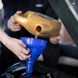 Kiedy wymienić olej? Rady mechanika kontra zalecenia producenta