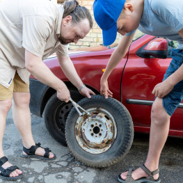 Najczęstszy błąd przy wymianie opon – uniknij utraty kontroli auta