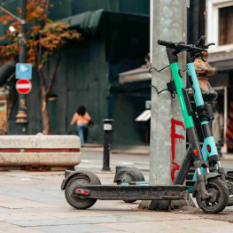 Hulajnogi Tylko w Kasku: Nowe Przepisy w Pierwszym Europejskim Mieście