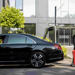 Replika Mercedesa 300 SL wykonana z drewna przez utalentowanego stolarza