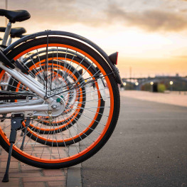 Rowerzysta uderzył w auto na ścieżce rowerowej. Niezwykły wyrok sądu.