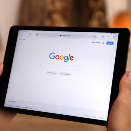 Google w tarapatach: AI pod ostrzałem z dwóch stron