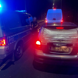 Prowadził mimo dwóch zakazów i próbował wręczyć policjantom 150 zł
