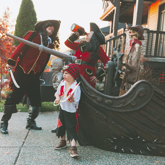 Rodzina przebrana za piratów