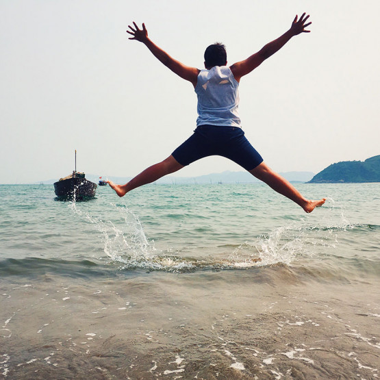 Skaczący na plaży mężczyzna, artykuł do artykułu o YOLO