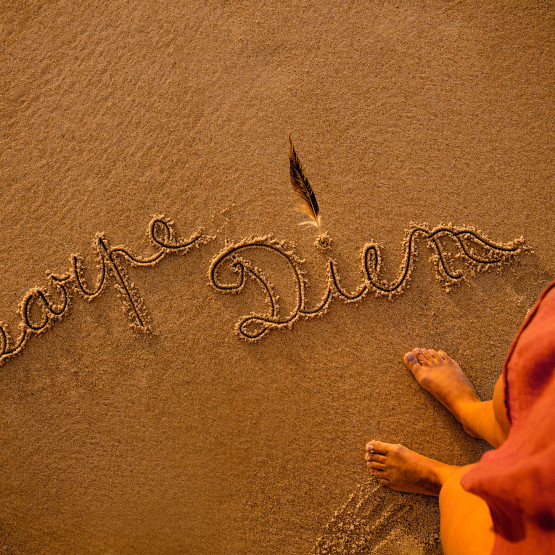 Carpe diem napisane na piasku, ilustracja do artykułu