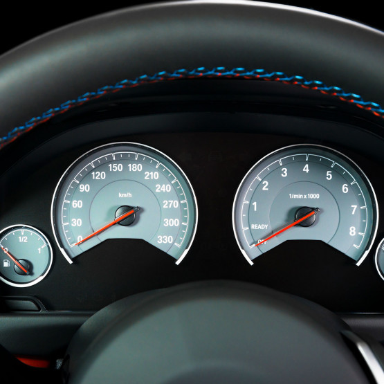 Zegary samochodowe, ilustracja do artykułu o przeliczaniu mph na km/h