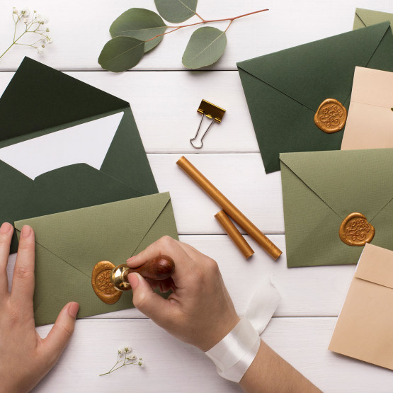 Przygotowywanie listów z zaproszeniami, ilustracja do artykułu o pisaniu zaproszeń na imieniny