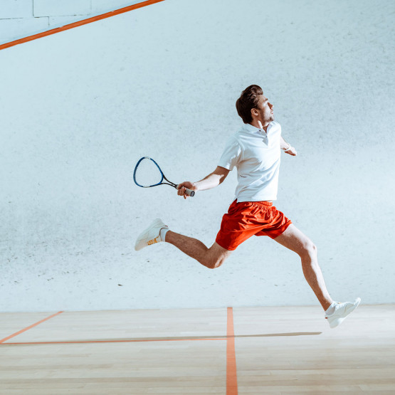 Mężczyzna grający w squasha, ilustracja do artyku o białej piłce do squasha