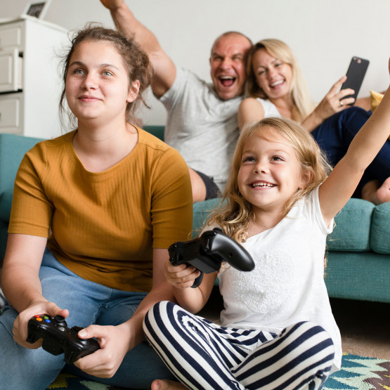 Rodzina gra w grę, ilustracja do artykułu o wadach i zaletach grania w gry