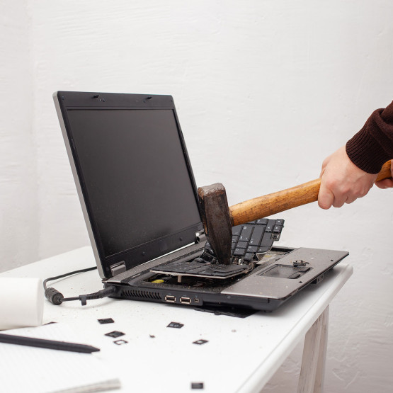 Niszczenie laptopa, ilustracja do artykułu wyjaśniającego pojęcie lagowania