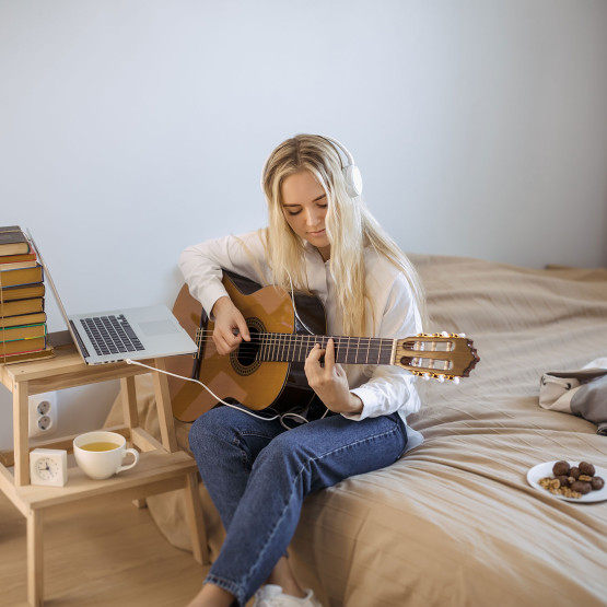 Dziewczyna grająca na gitarze, ilustracja do artykułu