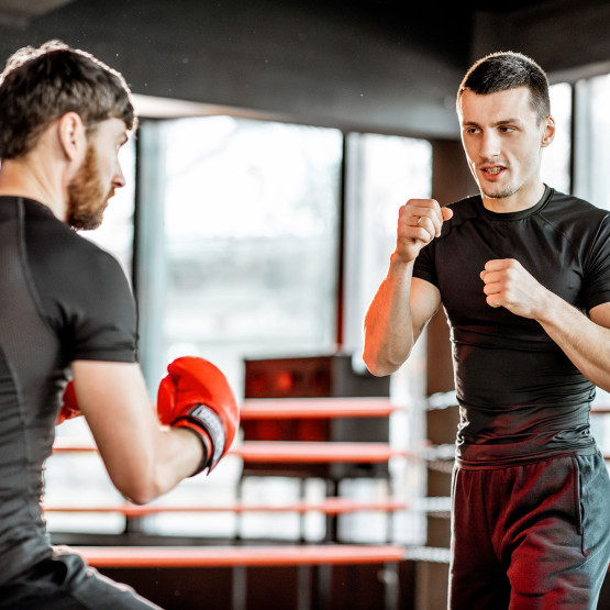 Trening bokserski, ilustracja do artykułu z listą rzeczy na trening
